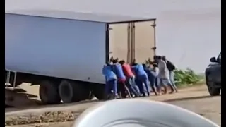 Caminhão fica agarrado ao tentar subir em balsa e ponte de São Francisco segue a todo vapor