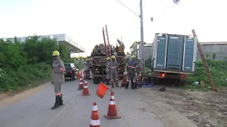 Mais imagens do acidente com caminhão que tirou a luz de parte da cidade
