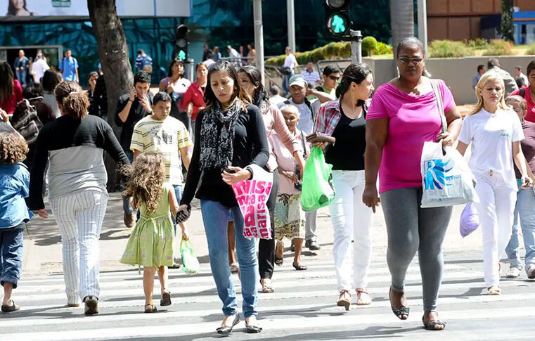 2024: Brasil tem 212,6 milhões de habitantes, revela IBGE.