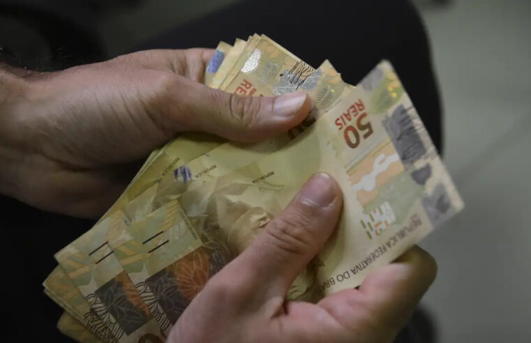 Salário mínimo pode ser reajustado para R$ 1.502 em 2025.
